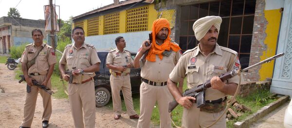 Indian Army personnel take position during an encounter with armed attackers at the police station in Dinanagar town, in the Gurdaspur district of Punjab state on July 27, 2015 - Sputnik Türkiye