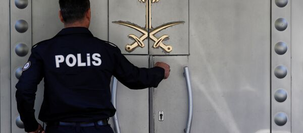 Suudi Arabistan İstanbul Başkonsolosluğu'nun önünde Türk polisi Suudi Arabistan İstanbul Başkonsolosluğu'nun önünde Türk polisi - Sputnik Türkiye