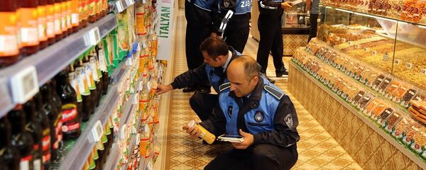 İstanbul Büyükşehir Belediyesi (İBB) zabıta ekipleri, 'ürün fiyatlarında artış yapılarak haksız kazanç elde edilmesini' engellemek amacıyla denetim yaparken - Sputnik Türkiye