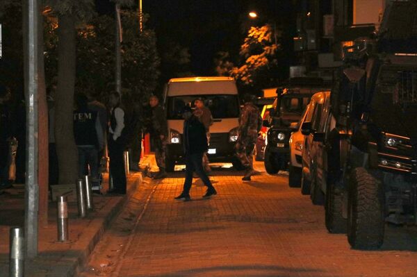 İzmir Emniyet Müdürlüğüne bağlı ekipler, Brunson evinden çıktığı sırada yoğun güvenlik önlemi aldı - Sputnik Türkiye