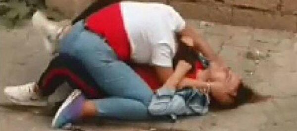 Şanlıurfa'da aynı erkekten hoşlanan iki kız okul çıkışı randevulaşıp buluştu. Kızların tartışması kısa sürede saç baş kavgaya dönüştü. - Sputnik Türkiye