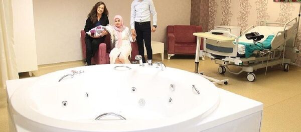 Devlet hastanesinde jakuzide doğum: 5 yıldızlı otel konforunda - Sputnik Türkiye
