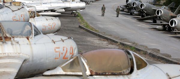 Arnavutluk'un Kuçova hava üssünde 13 yıl önce emekli edilmiş onlarca MiG savaş uçağı yatıyor. - Sputnik Türkiye