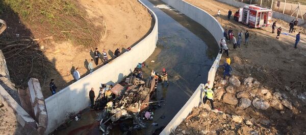 İzmir, göçmenleri taşıyan kamyon devrildi - Sputnik Türkiye