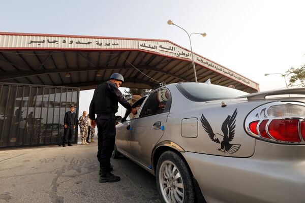 3 yıl sonra yeniden açılan Ürdün-Suriye arasındaki Nasib (Caber) Sınır Kapısı'ndan geçen bir araç - Sputnik Türkiye