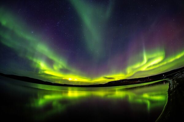 Rusya'nın Murmansk eyaletinde nehir Ura eteklerinde kutup ışıkları. - Sputnik Türkiye