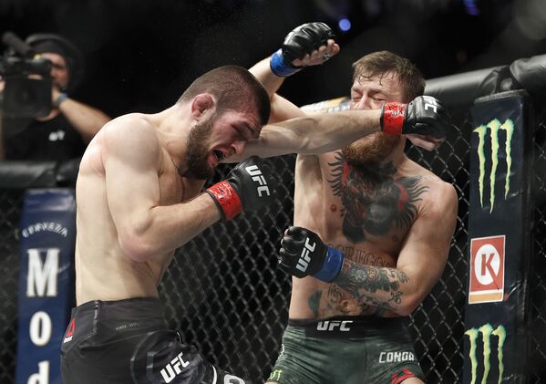 İrlandalı Conor McGregor ve Dağıstanlı Khabib Nurmagomedov'u karşı karşıya getiren UFC hafif sıklet unvan maç. - Sputnik Türkiye