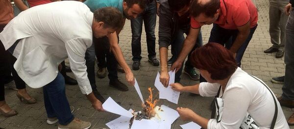 Maaş bordrolarını yakan KESK Diyarbakır Şubeler Platformu üyeleri - Sputnik Türkiye