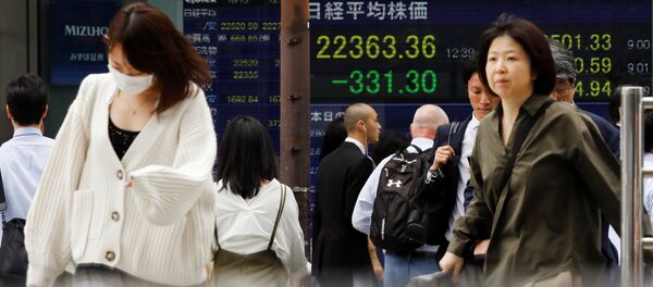 Tokyo Menkul Kıymetler Borsası Nikkei 225 Endeksi panoları önünden geçen Japonlar - Sputnik Türkiye
