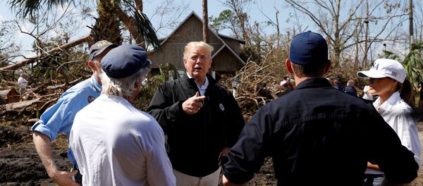 Küresel ısınmaya insan faaliyetlerinin neden olduğuna şüpheyle yaklaşan Donald Trump, Michael Kasırgası'nın yerle yeksan ettiği Florida sahillerinde afetzedelerle buluştu. - Sputnik Türkiye