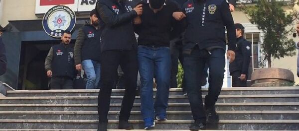 Hırsız, evini soyan hırsızdan şikayetçi oldu: Bazanın altına saklanmış - Sputnik Türkiye