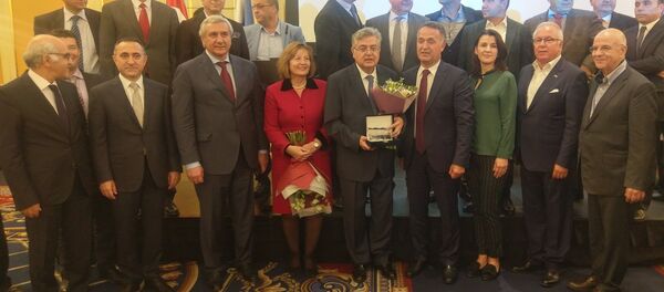 Türkiye'nin Moskova Büyükelçisi Hüseyin Diriöz eşi ile, RTİB başkanı Naki Karaarslan, Türk İş Konseyi Başkanı Ahmet Palankoev, DEİK yönetim kurulu üyesi Ali Galip Savaşır - Sputnik Türkiye