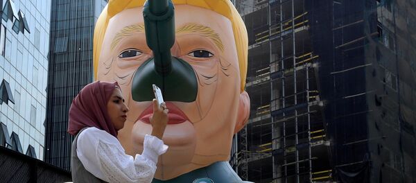 Lübnan'ın başkenti Beyrut'ta Saint Hoax adını kullanan sanatçının 'MonuMental' başlıklı sergisinde en çok ilgiyi şişme Trump tankları gördü. Trump, Kaşıkçı vakasında Suudi Arabistan'a yaptırım uygulamayı Askeri teçhizata ve diğer şeylere 110 milyar dolar harcıyorlar ki bu da iş sahası yaratıyor. Anlaşmalar iptal edilirsa Rusya ya da Çin'den silah almaya başlarlar sözleriyle reddetmişti. - Sputnik Türkiye