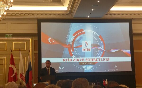 Moskova'da düzenlenen 'Zirve sohbetleri' etkinliğine katılan RTİB başkanı Naki Karaarslan. - Sputnik Türkiye
