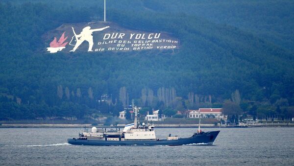 Rus donanmasına ait RFS Kildin isimli askeri destroyer gemi, Çanakkale Boğazı'ndan geçti. - Sputnik Türkiye