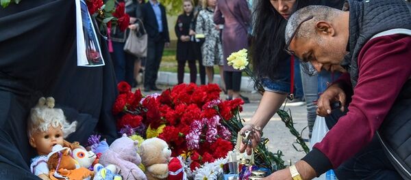 İnsanlar, Kırım’ın Kerç kentindeki saldırının olduğu teknik okula çiçek bırakıyor İnsanlar, Kırım’ın Kerç kentindeki saldırının olduğu teknik okula çiçek bırakıyor - Sputnik Türkiye