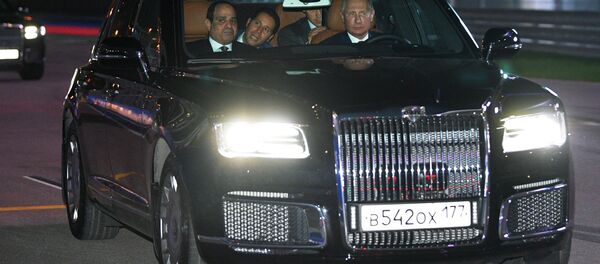 Putin ile Sisi, Rus üretimi Aurus marka yeni otomobilde - Sputnik Türkiye