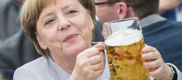 Angela Merkel bira keyfi yaparken - Sputnik Türkiye
