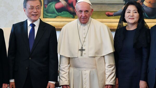 Güney Kore Devlet Başkanı Moon Jae-in, eşi Kim Jung-suk ve Papa Francis - Sputnik Türkiye