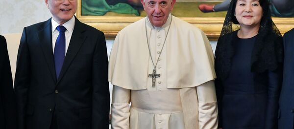 Güney Kore Devlet Başkanı Moon Jae-in, eşi Kim Jung-suk ve Papa Francis - Sputnik Türkiye