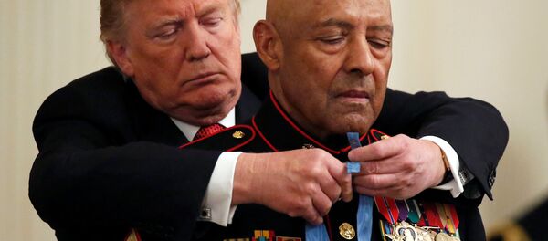 Donald Trump, Deniz Piyadeleri'nden emekli  kıdemli başçavuş John L. Canley'ye ABD Kongresi adına Başkan tarafından verilen Onur Madalyasını taktı. - Sputnik Türkiye