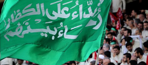 Tahran'daki Azadi stadyumunda İran dini lideri Ayetullah Ali Hamaney'i dinleyen kitle - Sputnik Türkiye