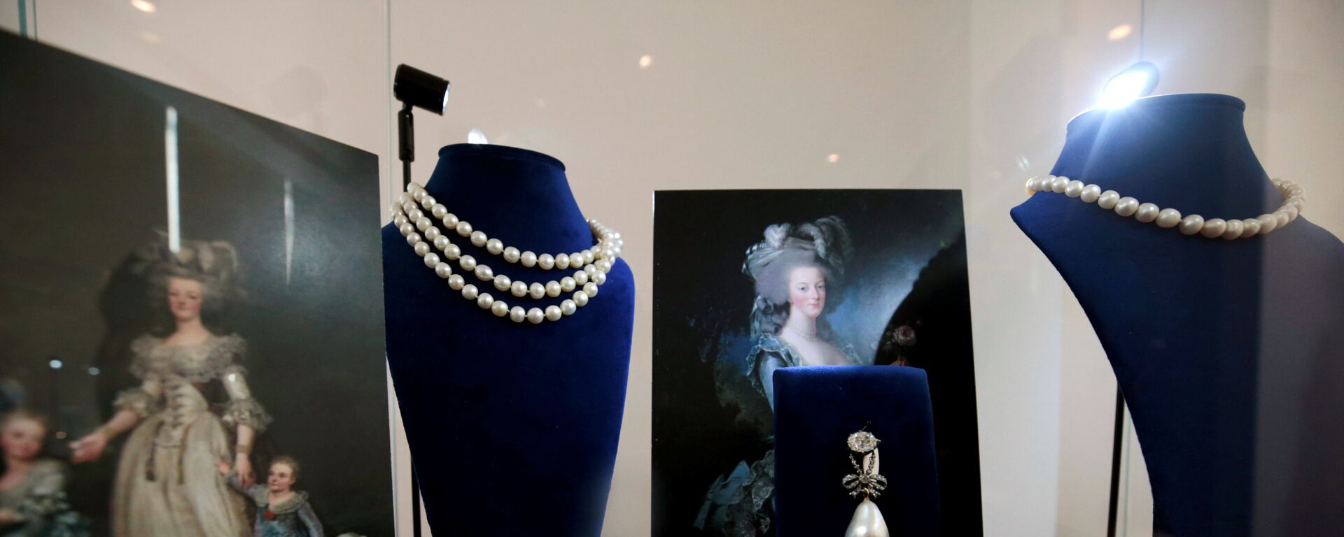 Aralarında Fransa Kraliçesi Marie Antoinette'e ait mücevherlerin de yer aldığı Bourbon-Parma Kraliyet Ailesi'nin muhafaza ettiği koleksiyon, 14 Kasım'da İsviçre'nin Cenevre kentinde Sotheby's müzayede evinin yapacağı açık artırma ile satılacak. Sotheby's'in Londra'daki merkezinde 200 yıl sonra halka gösterilmeye başlanan koleksiyonda, Fransız Devrimi öncesinde ülkenin son Kraliçe'si olan Marie Antoinette'in sahip olduğu 10 adet mücevher de yer alıyor.  Marie Antoinette 37 yaşındayken Paris'te giyotinle idam edilmişti. - Sputnik Türkiye, 1920, 04.06.2020