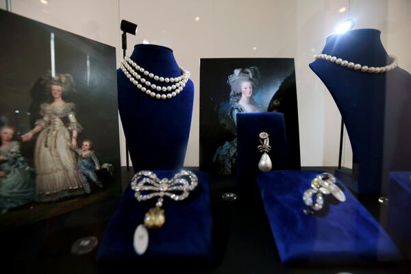 Aralarında Fransa Kraliçesi Marie Antoinette'e ait mücevherlerin de yer aldığı Bourbon-Parma Kraliyet Ailesi'nin muhafaza ettiği koleksiyon, 14 Kasım'da İsviçre'nin Cenevre kentinde Sotheby's müzayede evinin yapacağı açık artırma ile satılacak. Sotheby's'in Londra'daki merkezinde 200 yıl sonra halka gösterilmeye başlanan koleksiyonda, Fransız Devrimi öncesinde ülkenin son Kraliçe'si olan Marie Antoinette'in sahip olduğu 10 adet mücevher de yer alıyor.  Marie Antoinette 37 yaşındayken Paris'te giyotinle idam edilmişti. - Sputnik Türkiye