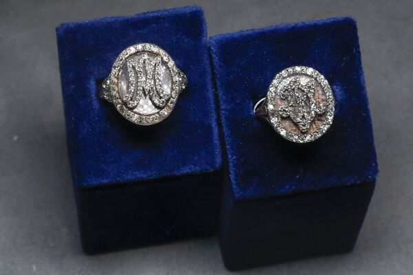 Marie Antoinette'in isminin baş harflerinin yer aldığı ve içinde saçından bir tutam bulunan yüzüğün değerinin ise 8.000-10.000 dolar olduğu belirtiliyor. - Sputnik Türkiye