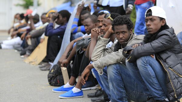 Migrants wait at the border between Italy and France in the city of Vintimiglia on June, 12, 2015 - Sputnik Türkiye