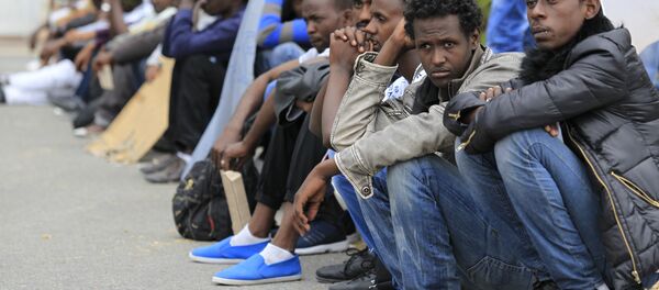 Migrants wait at the border between Italy and France in the city of Vintimiglia on June, 12, 2015 - Sputnik Türkiye