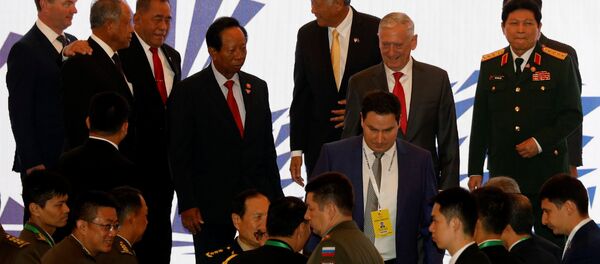 Singapur'da düzenlenen ASEAN Savunma Bakanları toplantısının aile fotoğrafı çekiminde Jim Mattis de yer aldı. - Sputnik Türkiye