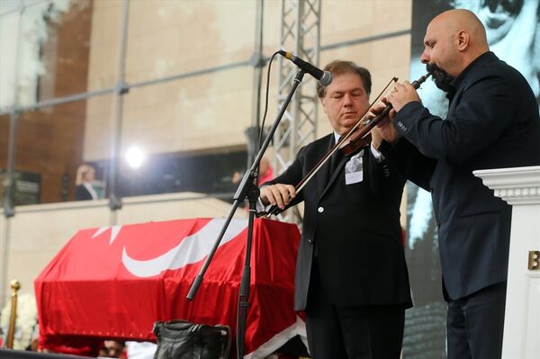 Törende duduk ve keman sanatçıları, Dle yaman, Sarı Gelin ve Grunk türkülerini, seslendirdi. - Sputnik Türkiye