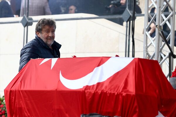 Belgeselci Coşkun Aral, Ara Güler'in naaşının yanında - Sputnik Türkiye