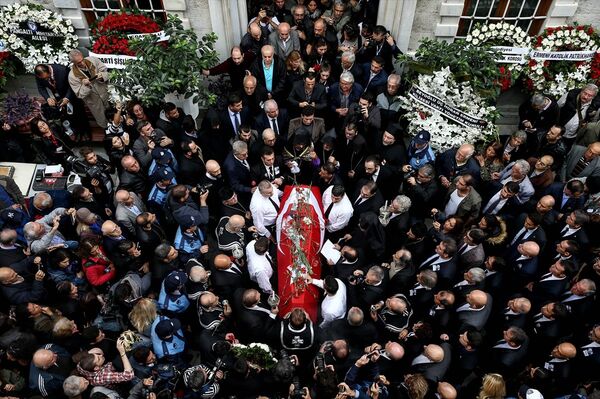 Ara Güler'in naaşı, buradaki törenin ardından Beyoğlu Üç Horan Ermeni Kilisesi'ne götürüldü. - Sputnik Türkiye