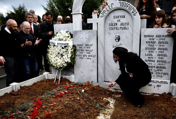 Ara Güler, Şişli Ermeni Mezarlığı'nda toprağa verildi. - Sputnik Türkiye
