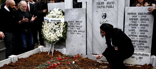 Ara Güler, Şişli Ermeni Mezarlığı'nda toprağa verildi. - Sputnik Türkiye