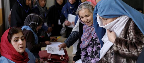 Kabil'de Afgan kadınların yoğun katılım gösterdiği bir seçim merkezi - Sputnik Türkiye