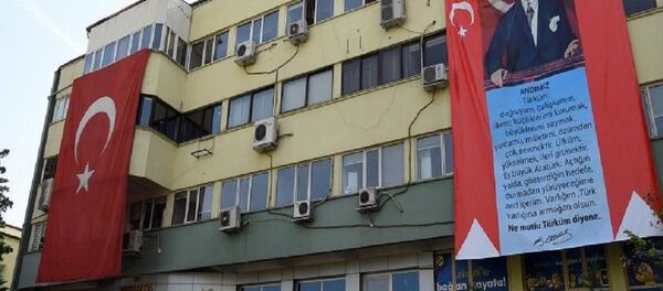 Isparta Belediyesi hizmet binasına asılan dev 'Atatürk' ve 'Andımız' pankartları - Sputnik Türkiye