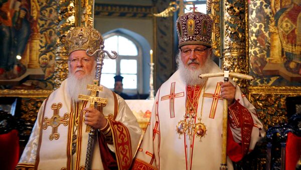 Fener Rum Patriği I. Bartholomeos ile Rus Ortodoks Kilisesi Patriği Kirill, Temmuz 2009'da Fener'deki bir törende - Sputnik Türkiye