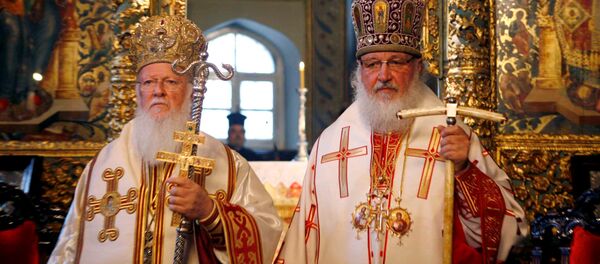 Fener Rum Patriği I. Bartholomeos ile Rus Ortodoks Kilisesi Patriği Kirill, Temmuz 2009'da Fener'deki bir törende - Sputnik Türkiye