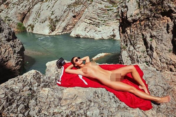 Belçikalı manken Marisa Papen'in Türk bayrağı üstünde yatması tepki çekti. - Sputnik Türkiye