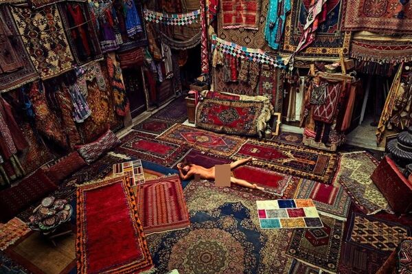 Marisa Papen halılar üstünde çıplak poz veriyor - Sputnik Türkiye