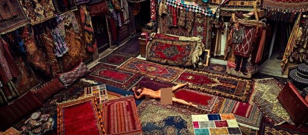 Marisa Papen halılar üstünde çıplak poz veriyor - Sputnik Türkiye