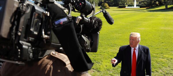 Donald Trump Beyaz Saray'dan çıkmadan evvel gazetecilere açıklama yapıyor. - Sputnik Türkiye
