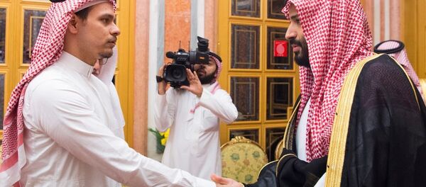 Suikastla ilgili tüm şüphe oklarının yöneldiği Veliaht Prens MbS ile Kaşıkçı'nın oğlu Salah, birbirlerinin gözlerinin içine bakarak el sıkıştı. - Sputnik Türkiye