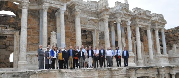 İngiltere Büyükelçisi antik tiyatroda 'İzmir Marşı' okudu - Sputnik Türkiye