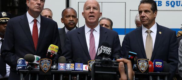 New York Valisi Andrew Cuomo, New York Belediye Başkanı Bill de Blasio ve New York Polis Komiseri James P. O'Neill - Sputnik Türkiye