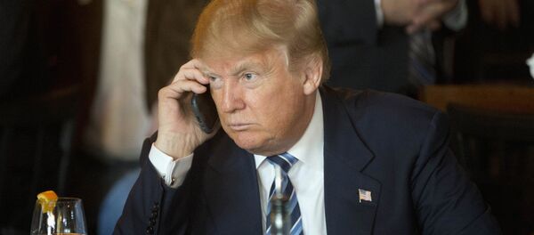 Donald Trump elinde iPhone'la - Sputnik Türkiye