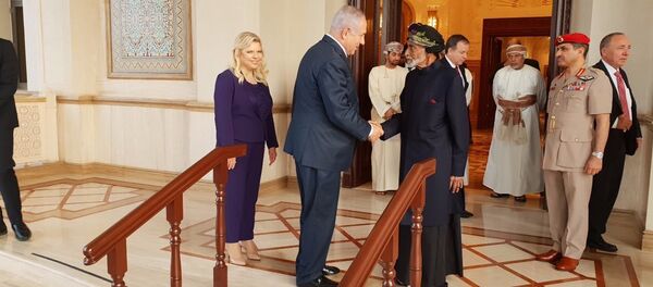 Umman Sultanı Kabus, 1996'dan beri ziyarette bulunan ilk İsrail Başbakanı olan Benyamin Netanyahu ile eşi Sara'yı ağırladı. - Sputnik Türkiye